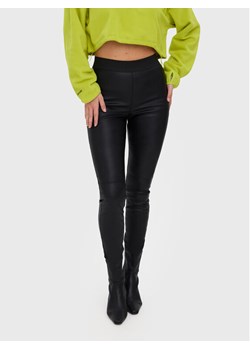 Vero Moda Spodnie z imitacji skóry Storm 10270787 Czarny Slim Fit ze sklepu MODIVO w kategorii Spodnie damskie - zdjęcie 182619864