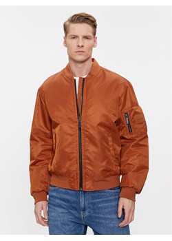 Calvin Klein Kurtka bomber Recycled Sateen Hero Bomber K10K109907 Brązowy Regular Fit ze sklepu MODIVO w kategorii Kurtki męskie - zdjęcie 182619901