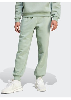 adidas Spodnie dresowe IR8361 Zielony Regular Fit ze sklepu MODIVO w kategorii Spodnie męskie - zdjęcie 182619963