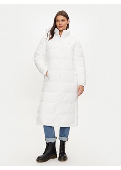 Tommy Jeans Kurtka zimowa DW0DW19918 Biały Regular Fit ze sklepu MODIVO w kategorii Kurtki damskie - zdjęcie 182620470