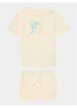 Calvin Klein Jeans Komplet t-shirt i spodenki Gradient Logo IN0IN00175 Biały Regular Fit ze sklepu MODIVO w kategorii Komplety niemowlęce - zdjęcie 182620770
