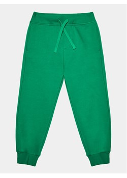 United Colors Of Benetton Spodnie dresowe 3V0KCF044 Zielony Regular Fit - id: 0000303218638 - marki United Colors Of Benetton - 182621153 United Colors Of Benetton Spodnie dresowe 3V0KCF044 Zielony Regular Fit ze sklepu MODIVO w kategorii Spodnie chłopięce - zdjęcie 182621153