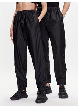 Rains Spodnie materiałowe 18560 Czarny Comfortable Fit ze sklepu MODIVO w kategorii Spodnie damskie - zdjęcie 182621493