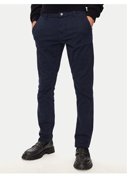 Mustang Chinosy Oakland 1015540 Granatowy Skinny Fit ze sklepu MODIVO w kategorii Spodnie męskie - zdjęcie 182621524