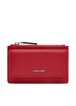 Calvin Klein Duży Portfel Damski Ck Must Zip Flap Cardholder K60K612941 Czerwony ze sklepu MODIVO w kategorii Portfele damskie - zdjęcie 182621850