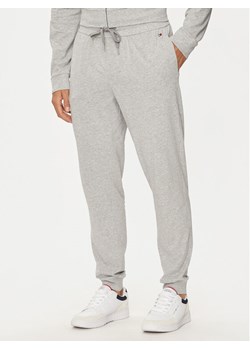 Tommy Hilfiger Spodnie dresowe UM0UM03367 Szary Regular Fit ze sklepu MODIVO w kategorii Spodnie męskie - zdjęcie 182622494