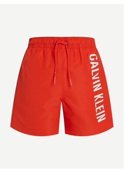 Calvin Klein Swimwear Szorty kąpielowe KV0KV00053 Czerwony Regular Fit ze sklepu MODIVO w kategorii Kąpielówki chłopięce - zdjęcie 182622883