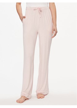 Tommy Hilfiger Spodnie dresowe UW0UW05195 Różowy Relaxed Fit ze sklepu MODIVO w kategorii Spodnie damskie - zdjęcie 182622980