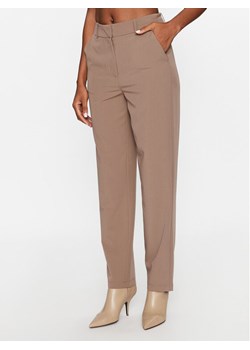 Vero Moda Spodnie materiałowe 10261257 Brązowy Straight Fit ze sklepu MODIVO w kategorii Spodnie damskie - zdjęcie 182623161