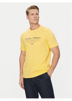 Tommy Hilfiger T-Shirt Center Stack MW0MW38621 Żółty Regular Fit ze sklepu MODIVO w kategorii T-shirty męskie - zdjęcie 182623300