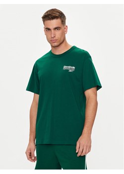 Reebok T-Shirt Ri Brand Proud Gfx Ss Tee 100076384 Zielony Regular Fit ze sklepu MODIVO w kategorii T-shirty męskie - zdjęcie 182623431