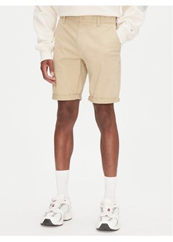 Tommy Jeans Szorty materiałowe Scanton DM0DM21950 Beżowy Slim Fit ze sklepu MODIVO w kategorii Spodenki męskie - zdjęcie 182623710