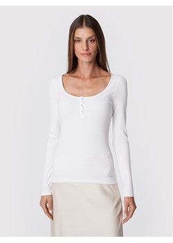 Guess Bluzka W2YP46 KBCO2 Biały Slim Fit ze sklepu MODIVO w kategorii Bluzki damskie - zdjęcie 182624033