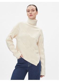 Calvin Klein Sweter Asymetric Modern Cable Sweater K20K206016 Beżowy Regular Fit - id: 0000303106157 - marki Calvin Klein - 182624220 Calvin Klein Sweter Asymetric Modern Cable Sweater K20K206016 Beżowy Regular Fit ze sklepu MODIVO w kategorii Swetry damskie - zdjęcie 182624220