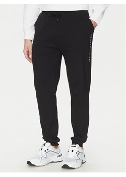 Tommy Hilfiger Spodnie dresowe UM0UM03348 Czarny Regular Fit ze sklepu MODIVO w kategorii Spodnie męskie - zdjęcie 182624832