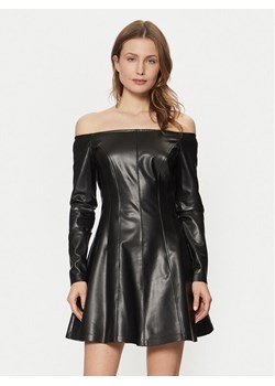 Guess Sukienka z imitacji skóry W5RK43 K8S30 Czarny Regular Fit ze sklepu MODIVO w kategorii Sukienki - zdjęcie 182624993