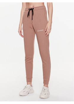 MMC Studio Spodnie dresowe Dora Beżowy Relaxed Fit - id: 0000302517916 - marki Mmc Studio - 182625241 MMC Studio Spodnie dresowe Dora Beżowy Relaxed Fit ze sklepu MODIVO w kategorii Spodnie damskie - zdjęcie 182625241