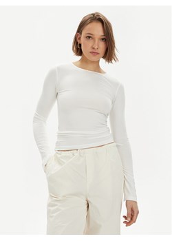Gina Tricot Bluzka 20789 Biały Slim Fit ze sklepu MODIVO w kategorii Bluzki damskie - zdjęcie 182625291