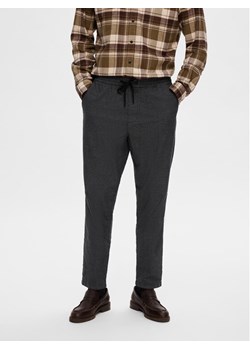 Selected Homme Spodnie materiałowe 16090956 Szary Slim Tapered Fit ze sklepu MODIVO w kategorii Spodnie męskie - zdjęcie 182625354