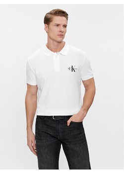 Calvin Klein Jeans Polo J30J323395 Biały Regular Fit ze sklepu MODIVO w kategorii T-shirty męskie - zdjęcie 182625422