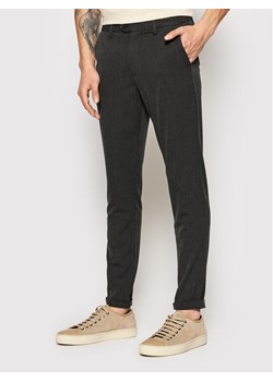 Jack&Jones Chinosy Marco 12193553 Szary Slim Fit ze sklepu MODIVO w kategorii Spodnie męskie - zdjęcie 182625664
