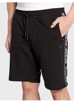 Guess Szorty sportowe Z2YD02 K6ZS1 Czarny Regular Fit ze sklepu MODIVO w kategorii Spodenki męskie - zdjęcie 182625721