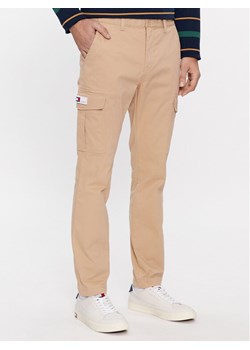 Tommy Jeans Spodnie materiałowe Austin DM0DM18341 Beżowy Slim Fit ze sklepu MODIVO w kategorii Spodnie męskie - zdjęcie 182626002