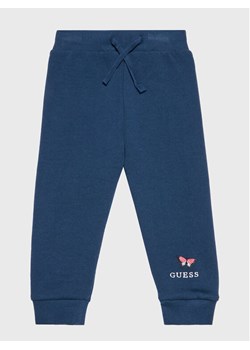 Guess Spodnie dresowe K2BQ13 KAD70 Granatowy Regular Fit ze sklepu MODIVO w kategorii Spodnie dziewczęce - zdjęcie 182626052
