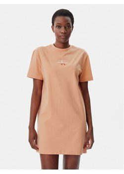 Calvin Klein Jeans Sukienka codzienna Gradient Monologo J20J225273 Koralowy Relaxed Fit ze sklepu MODIVO w kategorii Sukienki - zdjęcie 182626340