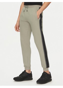Guess Spodnie dresowe Z2YB09 KB3P2 Zielony Regular Fit ze sklepu MODIVO w kategorii Spodnie męskie - zdjęcie 182626761