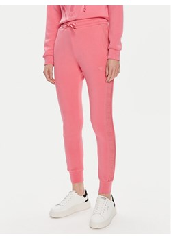 Guess Spodnie dresowe V2YB18 K7UW2 Różowy Regular Fit ze sklepu MODIVO w kategorii Spodnie damskie - zdjęcie 182626810