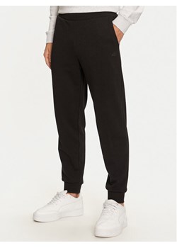 4F Spodnie dresowe 4FWMM00TTROM0942 Czarny Regular Fit ze sklepu MODIVO w kategorii Spodnie męskie - zdjęcie 182627432