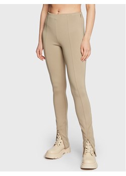 Calvin Klein Legginsy K20K205357 Beżowy Slim Fit ze sklepu MODIVO w kategorii Spodnie damskie - zdjęcie 182627681