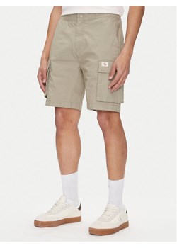 Calvin Klein Jeans Szorty materiałowe J30J327376 Zielony Regular Fit ze sklepu MODIVO w kategorii Spodenki męskie - zdjęcie 182628320