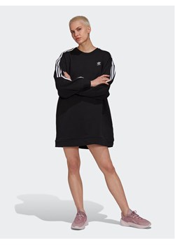 adidas Sukienka dzianinowa adicolor HM4688 Czarny Relaxed Fit ze sklepu MODIVO w kategorii Sukienki - zdjęcie 182628421