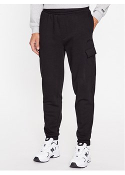 Fila Spodnie dresowe FAM0548 Czarny Regular Fit ze sklepu MODIVO w kategorii Spodnie męskie - zdjęcie 182628621
