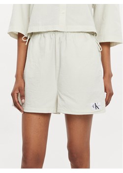 Calvin Klein Jeans Szorty materiałowe J20J223424 Écru Regular Fit ze sklepu MODIVO w kategorii Szorty - zdjęcie 182629142