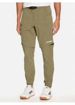 adidas Spodnie outdoor Terrex Utilitas IQ3505 Zielony Regular Fit ze sklepu MODIVO w kategorii Spodnie męskie - zdjęcie 182629710
