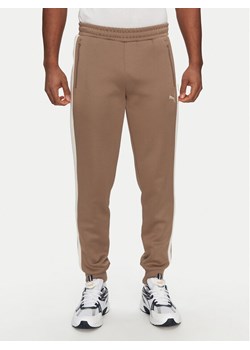 Puma Spodnie dresowe T7 Always On 629588 Brązowy Regular Fit ze sklepu MODIVO w kategorii Spodnie męskie - zdjęcie 182629842