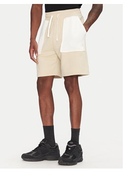 The North Face Szorty sportowe Terry NF0A8C29 Beżowy Regular Fit ze sklepu MODIVO w kategorii Spodenki męskie - zdjęcie 182630221