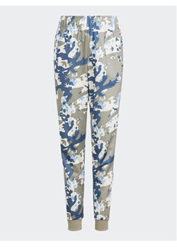 adidas Spodnie dresowe Camo SST IR7722 Zielony Regular Fit ze sklepu MODIVO w kategorii Spodnie dziewczęce - zdjęcie 182630422