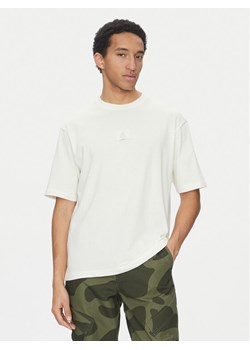 Nike T-Shirt FZ1912 Écru Regular Fit ze sklepu MODIVO w kategorii T-shirty męskie - zdjęcie 182630423
