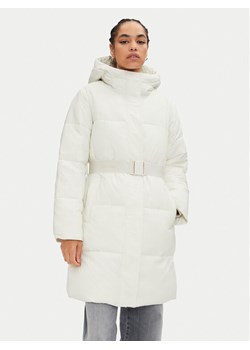Calvin Klein Jeans Kurtka zimowa J20J224122 Écru Relaxed Fit ze sklepu MODIVO w kategorii Kurtki damskie - zdjęcie 182630594