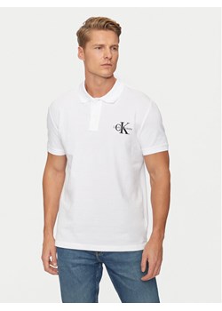 Calvin Klein Jeans Polo Monologo J30J325664 Biały Regular Fit ze sklepu MODIVO w kategorii T-shirty męskie - zdjęcie 182631042