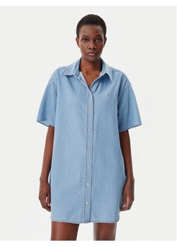 Tommy Jeans Sukienka jeansowa DW0DW20112 Niebieski Relaxed Fit ze sklepu MODIVO w kategorii Sukienki - zdjęcie 182631783