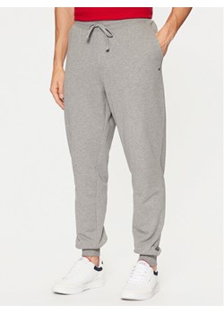 Tommy Hilfiger Spodnie dresowe Terry MW0MW37236 Szary Regular Fit ze sklepu MODIVO w kategorii Spodnie męskie - zdjęcie 182632230