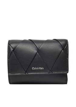Calvin Klein Portfel damski Ck Woven Small Trifold K60K612953 Czarny ze sklepu MODIVO w kategorii Portfele damskie - zdjęcie 182632240