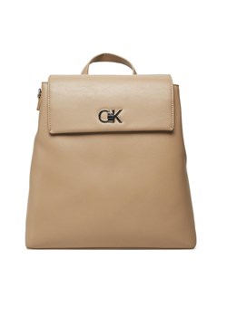 Calvin Klein Plecak Ck Flap Backpack With Conv Strap K60K613038 Beżowy - id: 8719849128661 - marki Calvin Klein - 182632284 Calvin Klein Plecak Ck Flap Backpack With Conv Strap K60K613038 Beżowy ze sklepu MODIVO w kategorii Plecaki - zdjęcie 182632284