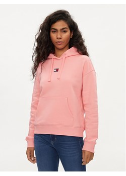 Tommy Jeans Bluza Badge DW0DW17326 Różowy Boxy Fit ze sklepu MODIVO w kategorii Bluzy damskie - zdjęcie 182632824