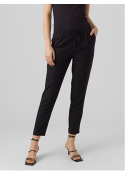 Vero Moda Spodnie materiałowe Jesmilo 10279691 Czarny Regular Fit ze sklepu MODIVO w kategorii Spodnie damskie - zdjęcie 182633634